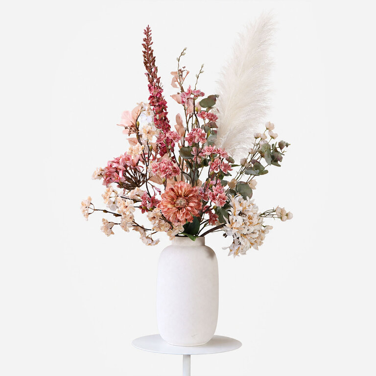 Zijden bloemen boeket Nora Ember is een groot en zacht herfstboeket van kunstbloemen in roze, beige en crème tinten.