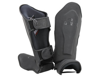 Scheenbeschermers kickboksen leer PRO Mat Zwart