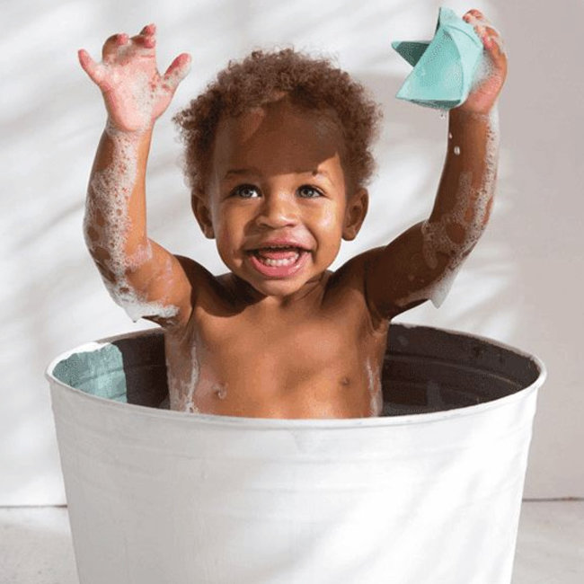 Oli & Carol Origami Boot Minze Bad und Beißspielzeug