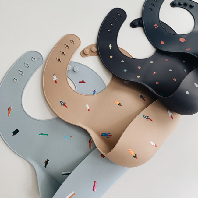 Mushie Silicone Bib Rockets Taupe