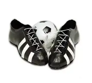 Voetbalschoenen met voetbal