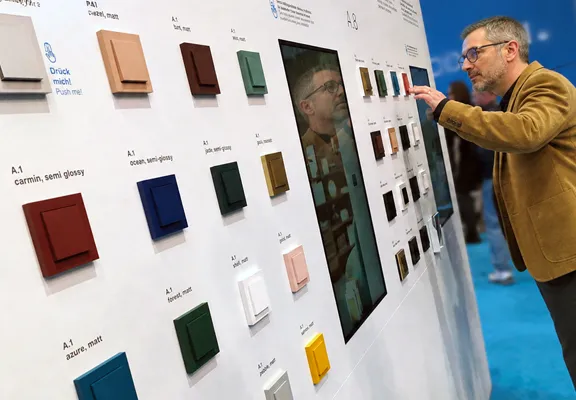 Sfeerafbeelding op de beurs waarin de breedte van het assortiment afwerkingen goed te zien is