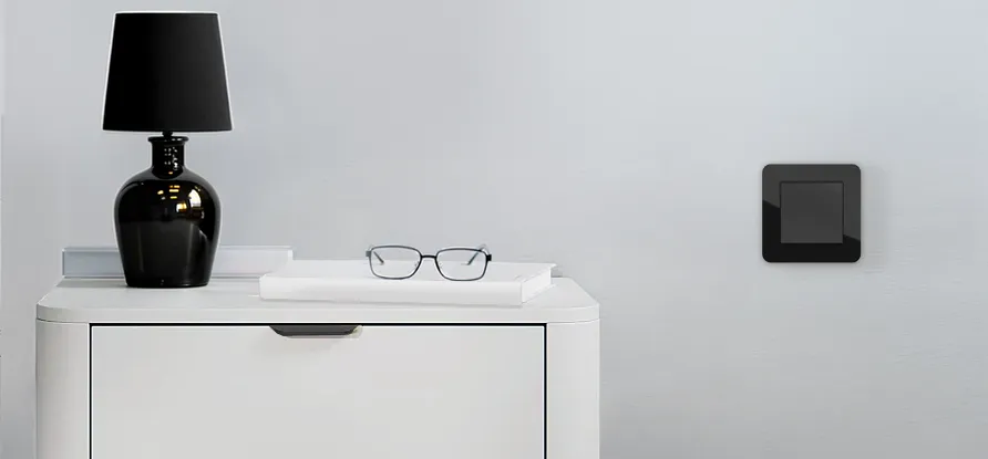 voorbeeld van een Hager Berker C.1 schakelaar in nachtzwart glas, in een licht interieur