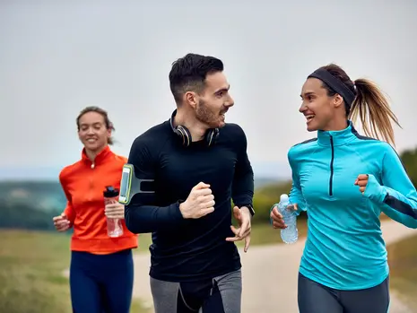 Polarized training voor hardlopers: waarom veel zone-1 én een paar intensieve sessies je sneller maken