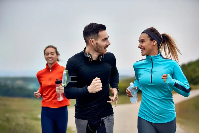 Polarized training voor hardlopers: waarom veel zone-1 én een paar intensieve sessies je sneller maken