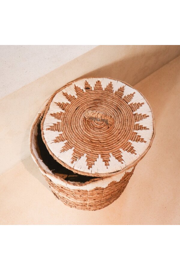 Wäschekorb mit Deckel handgewebt aus Bananenfaser EMPAT Großer dekorativer Wäschekorb mit weißem Baumwoll-Makramee (2 Größen)