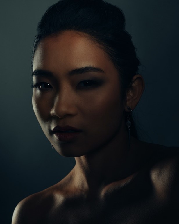 Portrait Beauty Shot - With a Foldable Stripbox