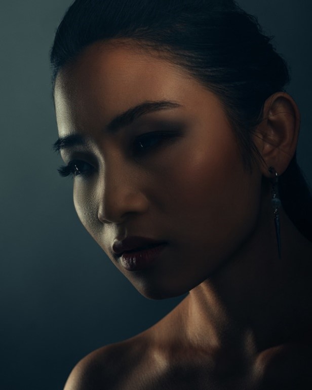 Portrait Beauty Shot - With a Foldable Stripbox