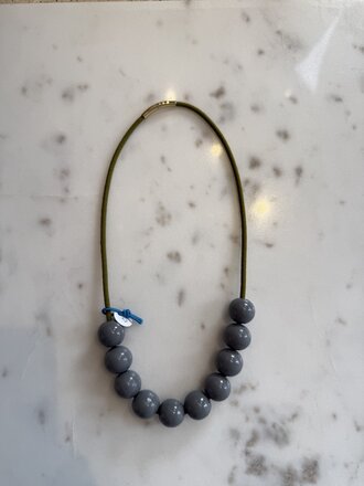 Woody collier Amande/Gris