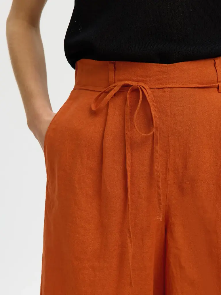Selected Linna Short