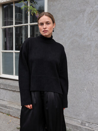 Gris Sartre Sweater