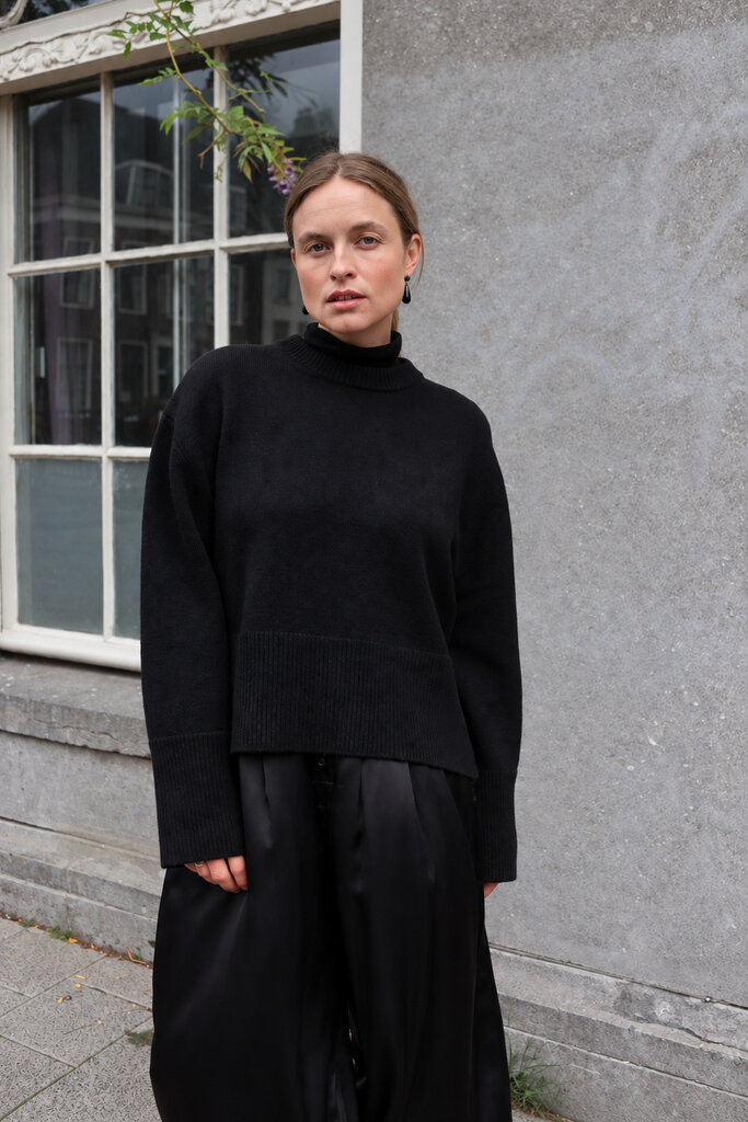 Gris Sartre Sweater