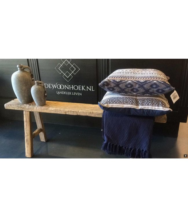 Antiek doorleefd blank houten bankje