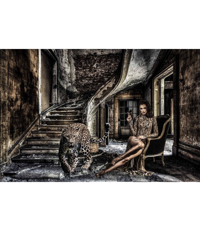 Luipaard met model in verlaten gebouw
