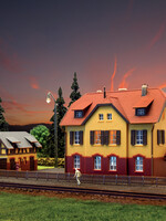 KIBRI KIBRI 37112 N Eisenbahnergebaeude mit Neb