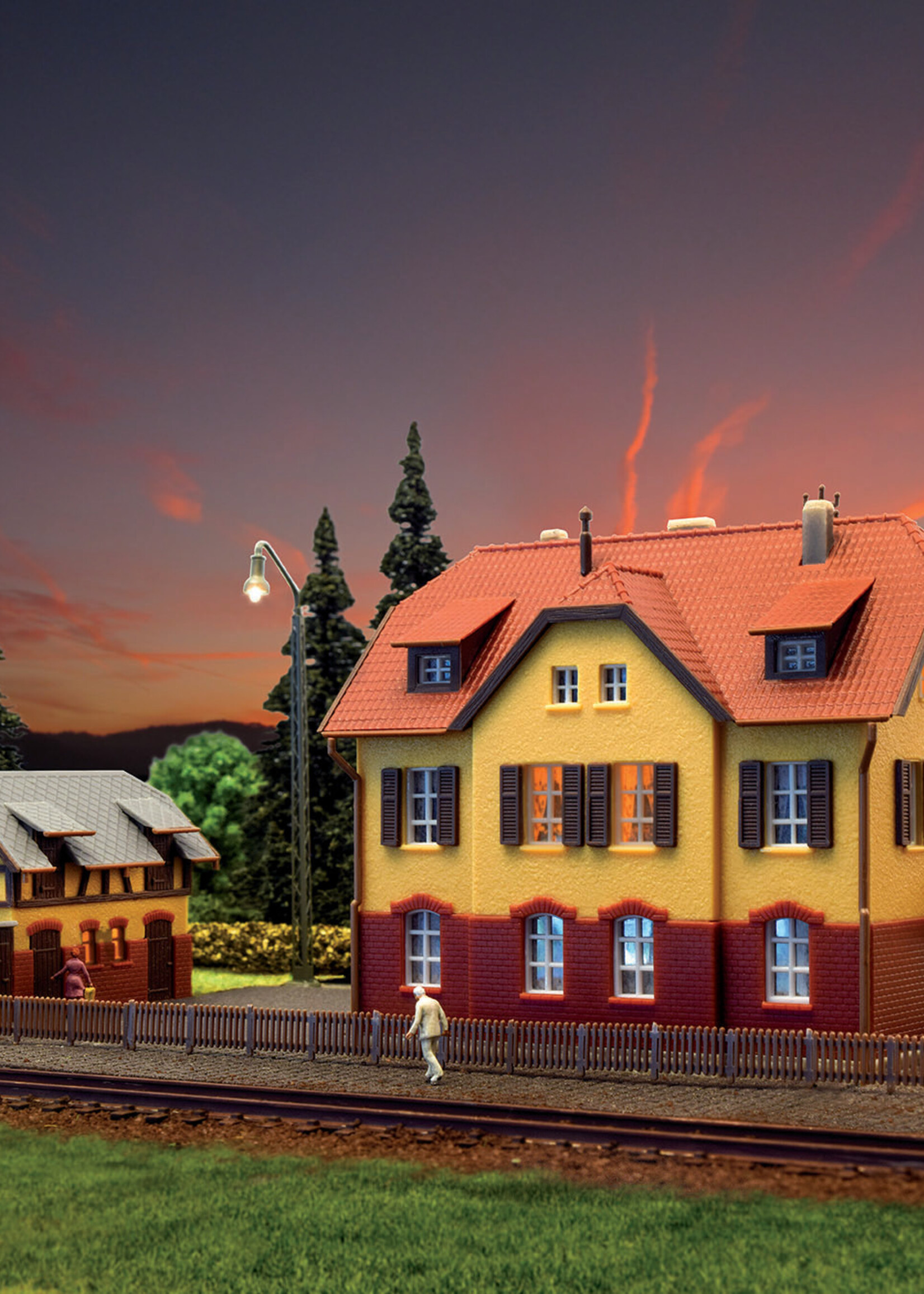 KIBRI 37112 N Eisenbahnergebaeude mit Neb