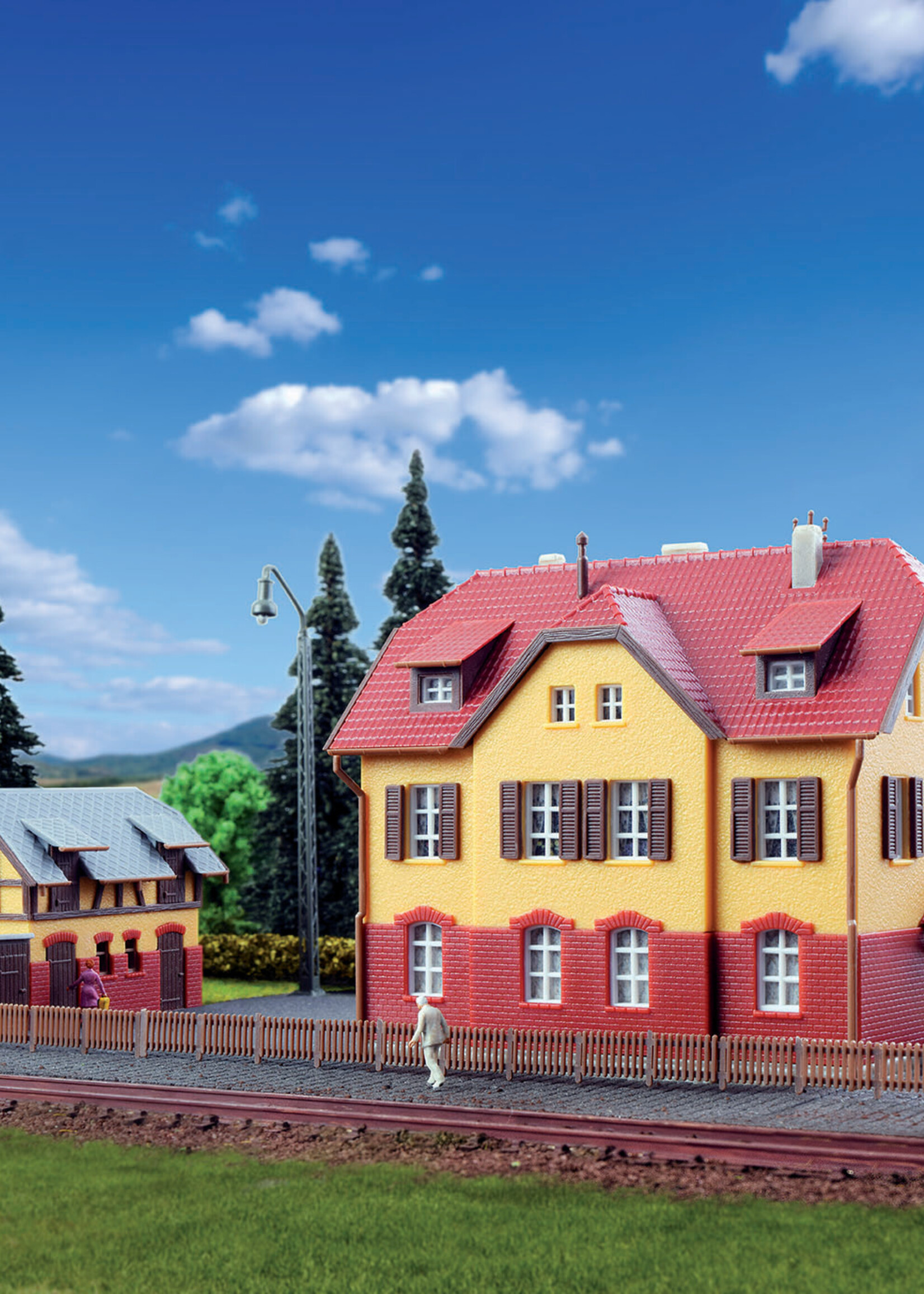 KIBRI 37112 N Eisenbahnergebaeude mit Neb