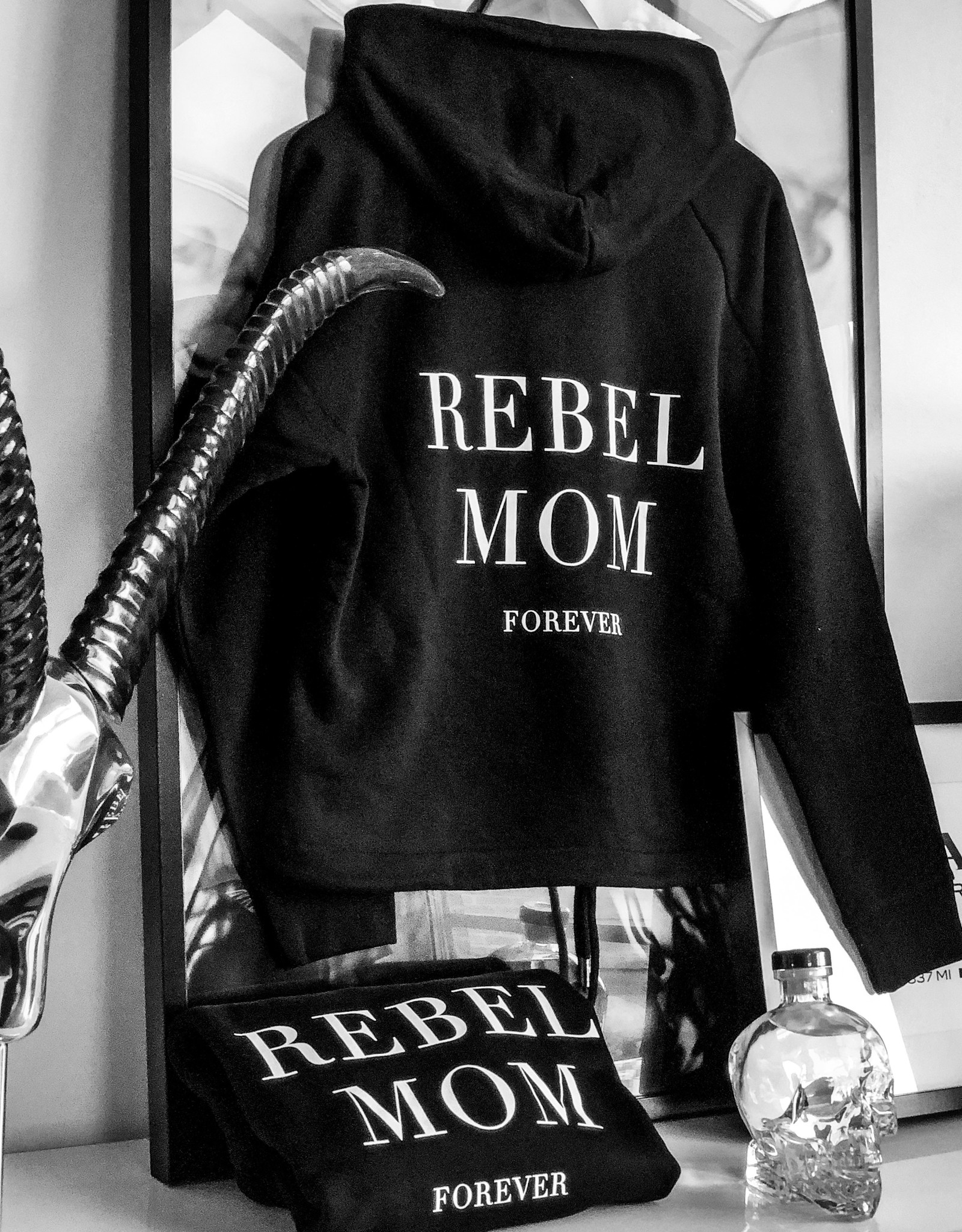 HOUSE OF MASE -REBEL MOM FOREVER- CROPPED BLACK HOODIE