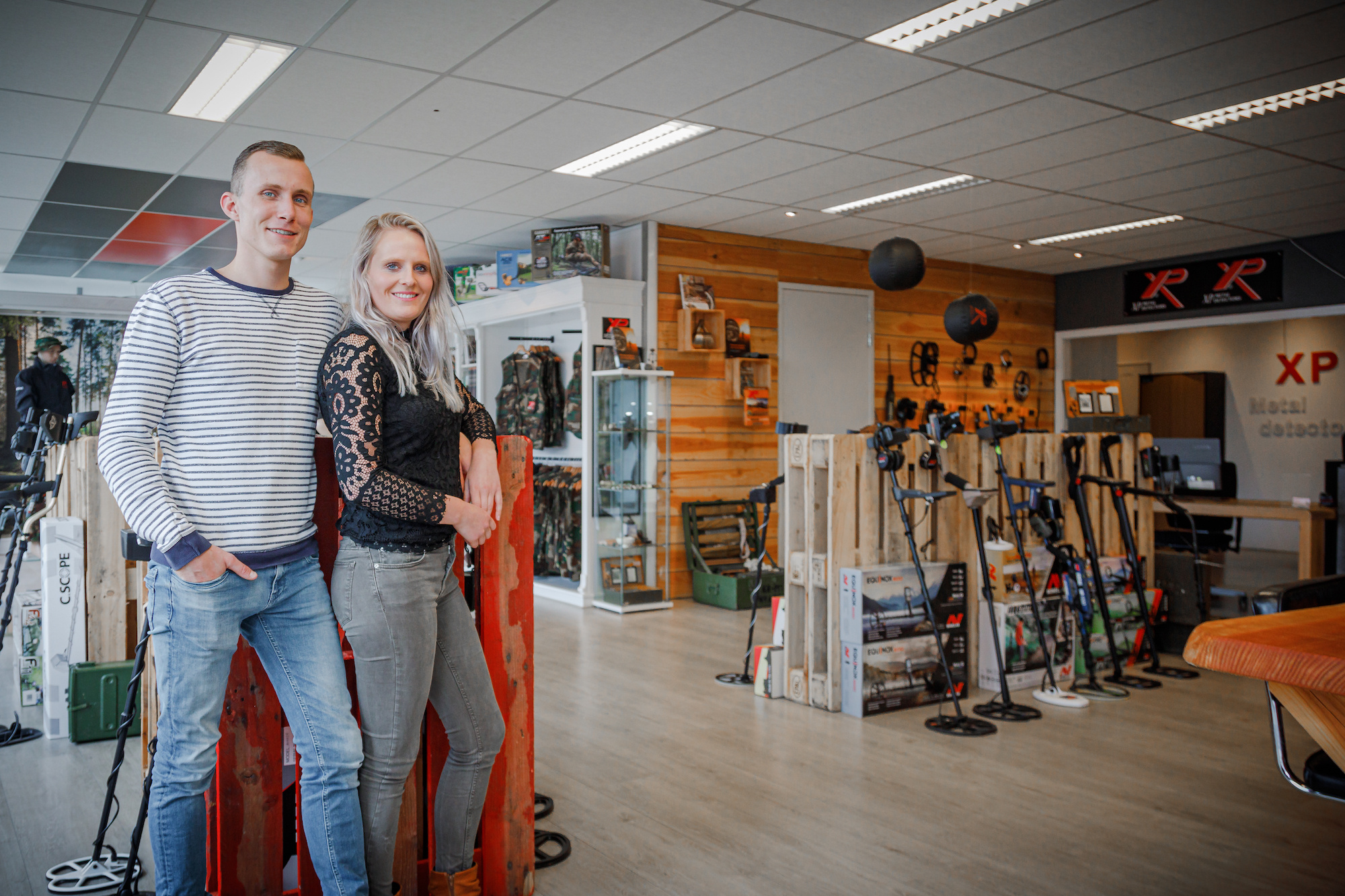 <img src="..." alt="Mathijs en Elise in de winkel van Detect in Nijverdal" />
