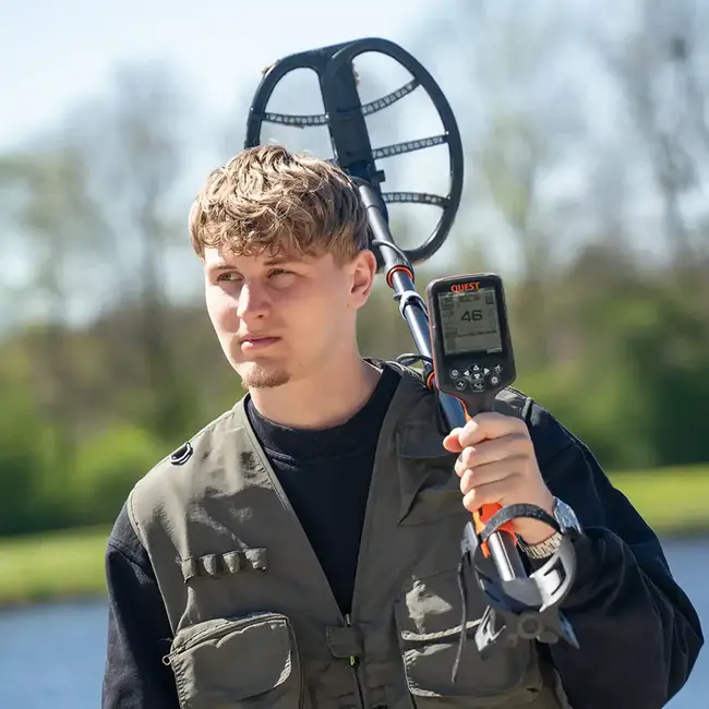 Quest Quest S30 Multifrequency Metal Detector for Land, Beach and Water