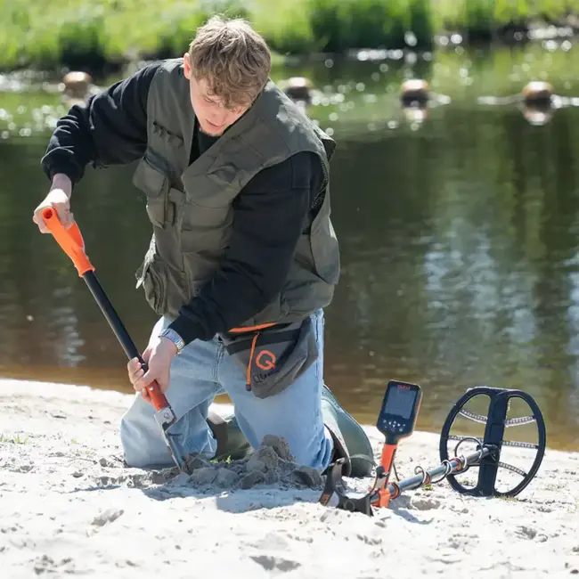 Quest Quest S PRO Multifrequency Metal Detector with Wireless Headphones