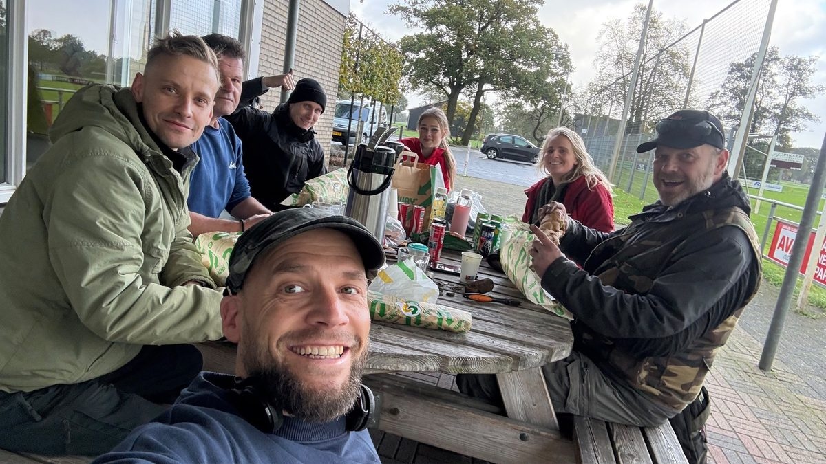 De zoekgroep van de XP ICON X-zoekdag zit samen aan een picknicktafel te lunchen