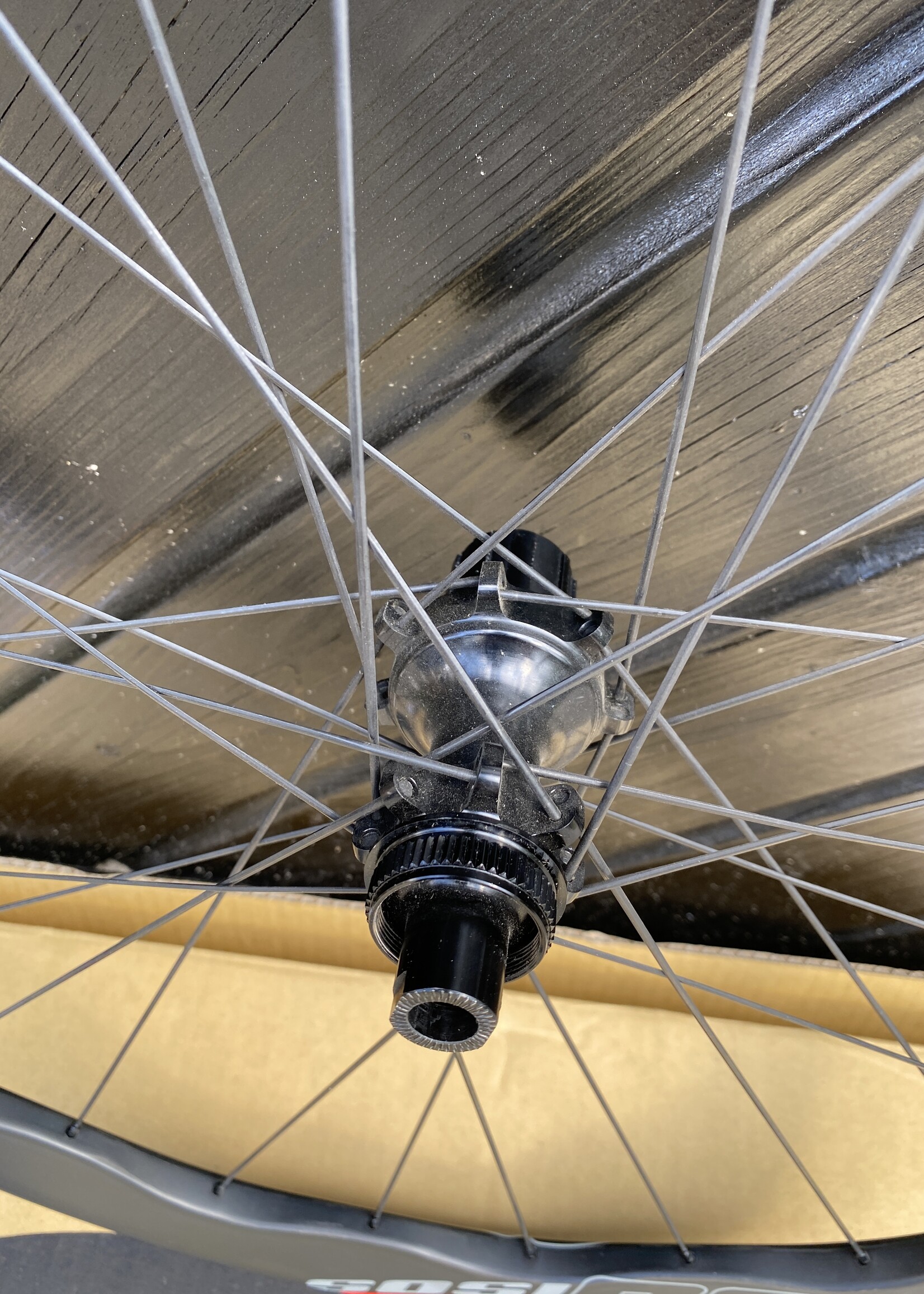 QUAI QUAI Carbon Demo wielset ISOS 700C ROAD / GRAVEL / CX  disc steekas