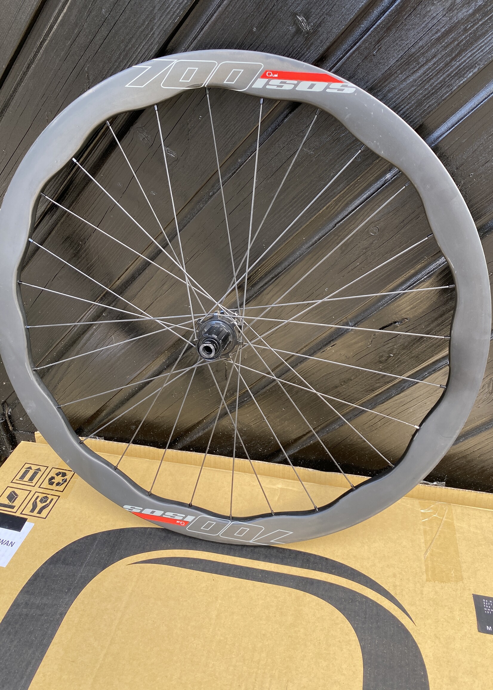 QUAI QUAI Carbon Demo wielset ISOS 700C ROAD / GRAVEL / CX  disc steekas