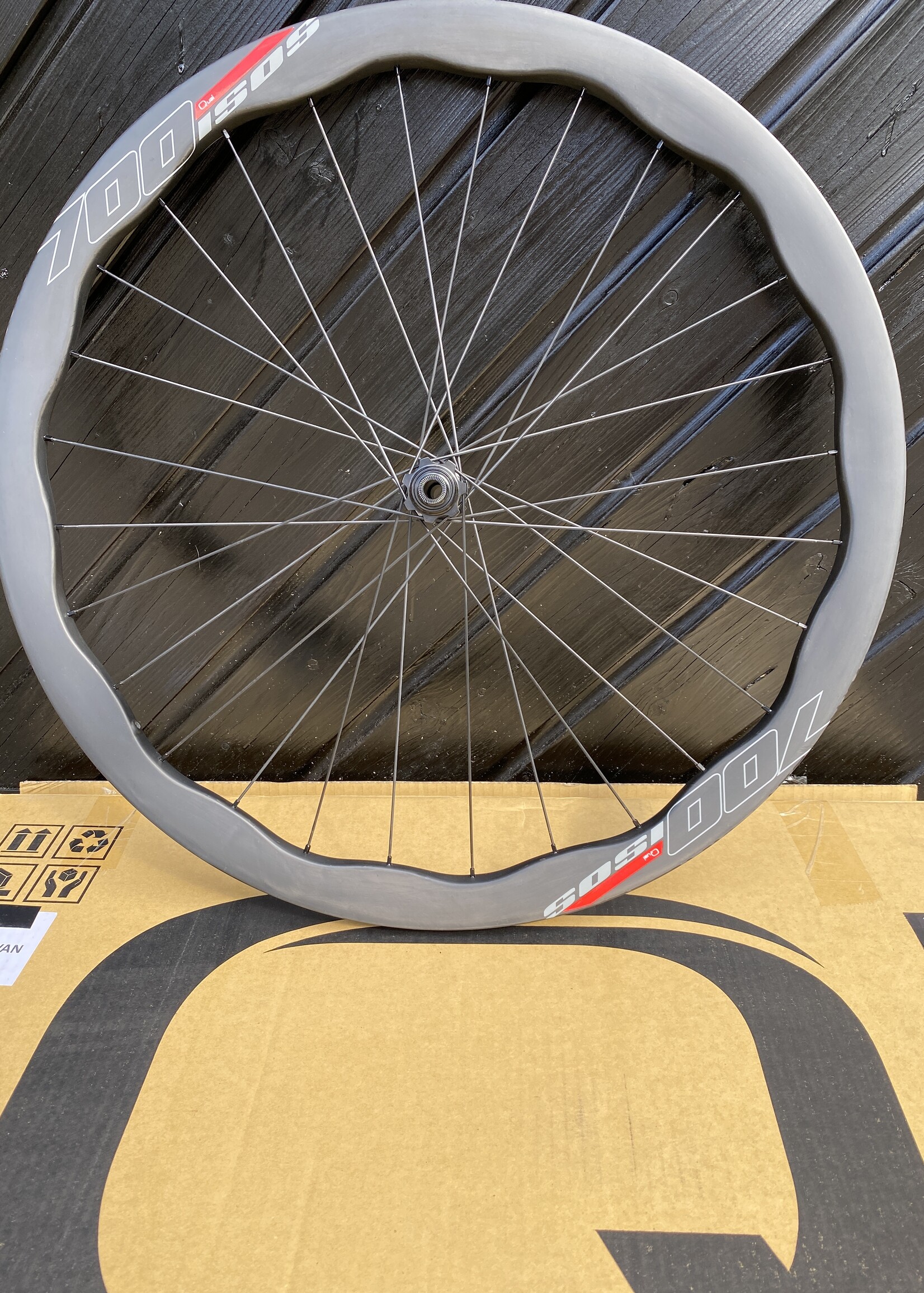 QUAI QUAI Carbon Demo wielset ISOS 700C ROAD / GRAVEL / CX  disc steekas