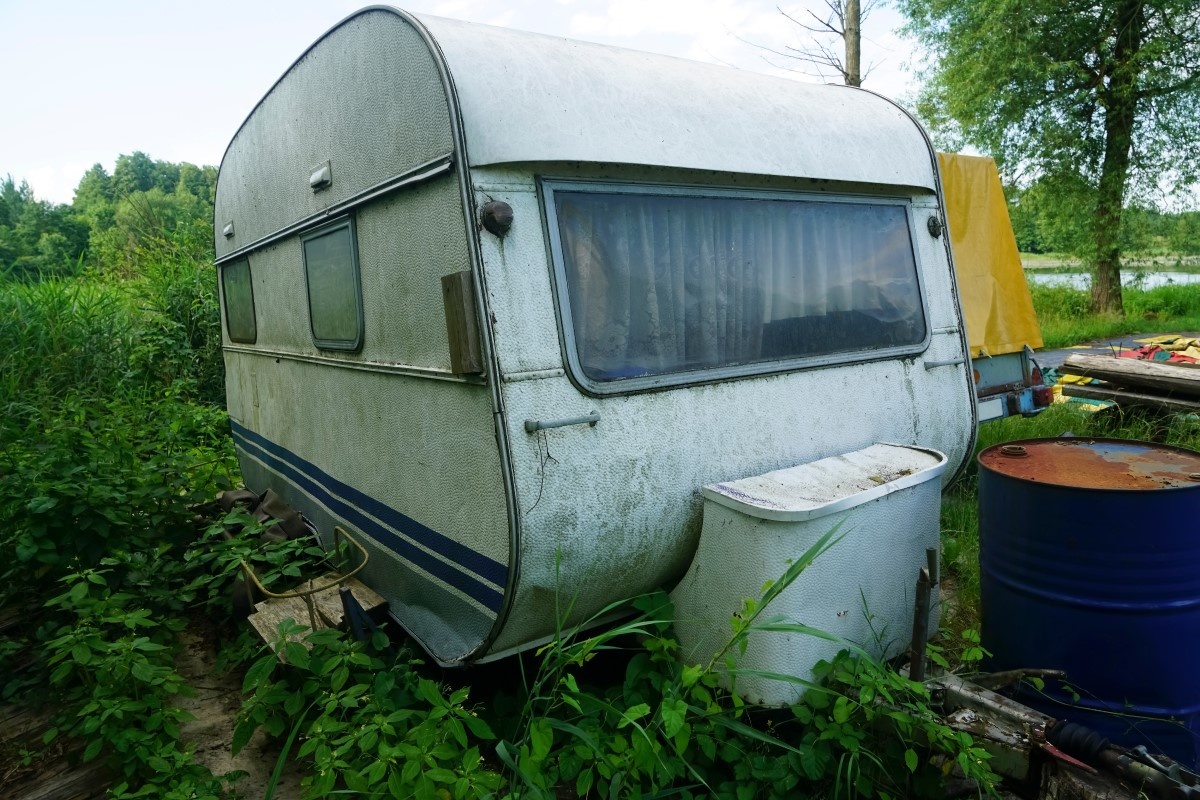 Wohnwagen bedeckt mit Staub und Schmutz - Wohnwagen Abdeckplane sinnvoll