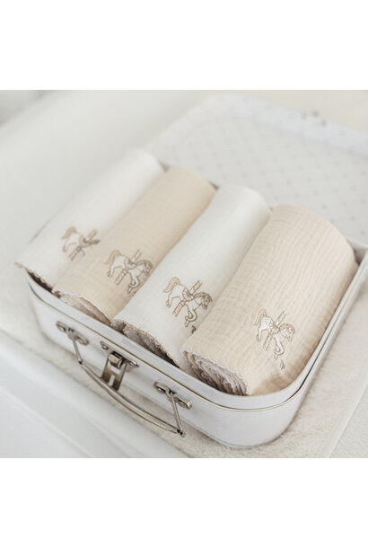 Carrousel 4 geborduurde tetra doek 70x70 + koffertje ivoor /beige