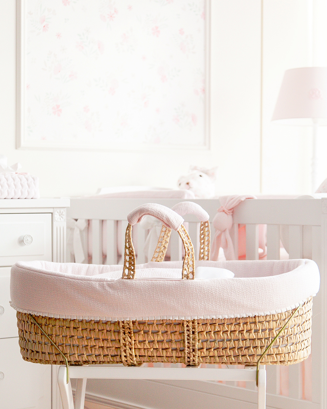 Cotton Pink rieten reiswieg + aankleding gewafeld roze-2