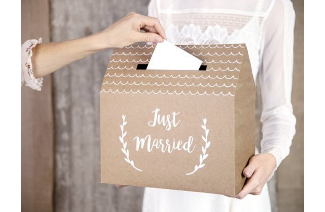 Bruiloft enveloppendoos kraft huisje met witte tekst Just Marries