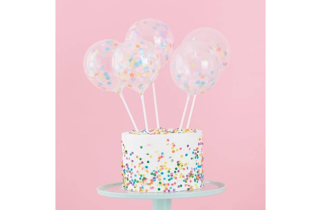 Taarttopper met ballonnen met gekleurde confetti