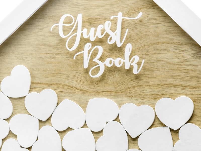 Gastenboek - huis met 50 houten hartjes
