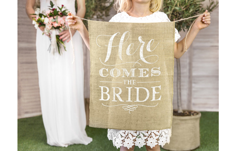 Here comes the bride | 41x51cm | Jute banner | Bruiloft