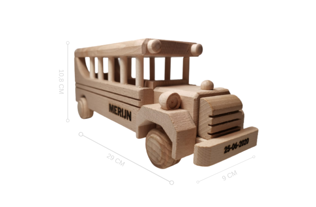 Houten schoolbus met naam (en geboortedatum)