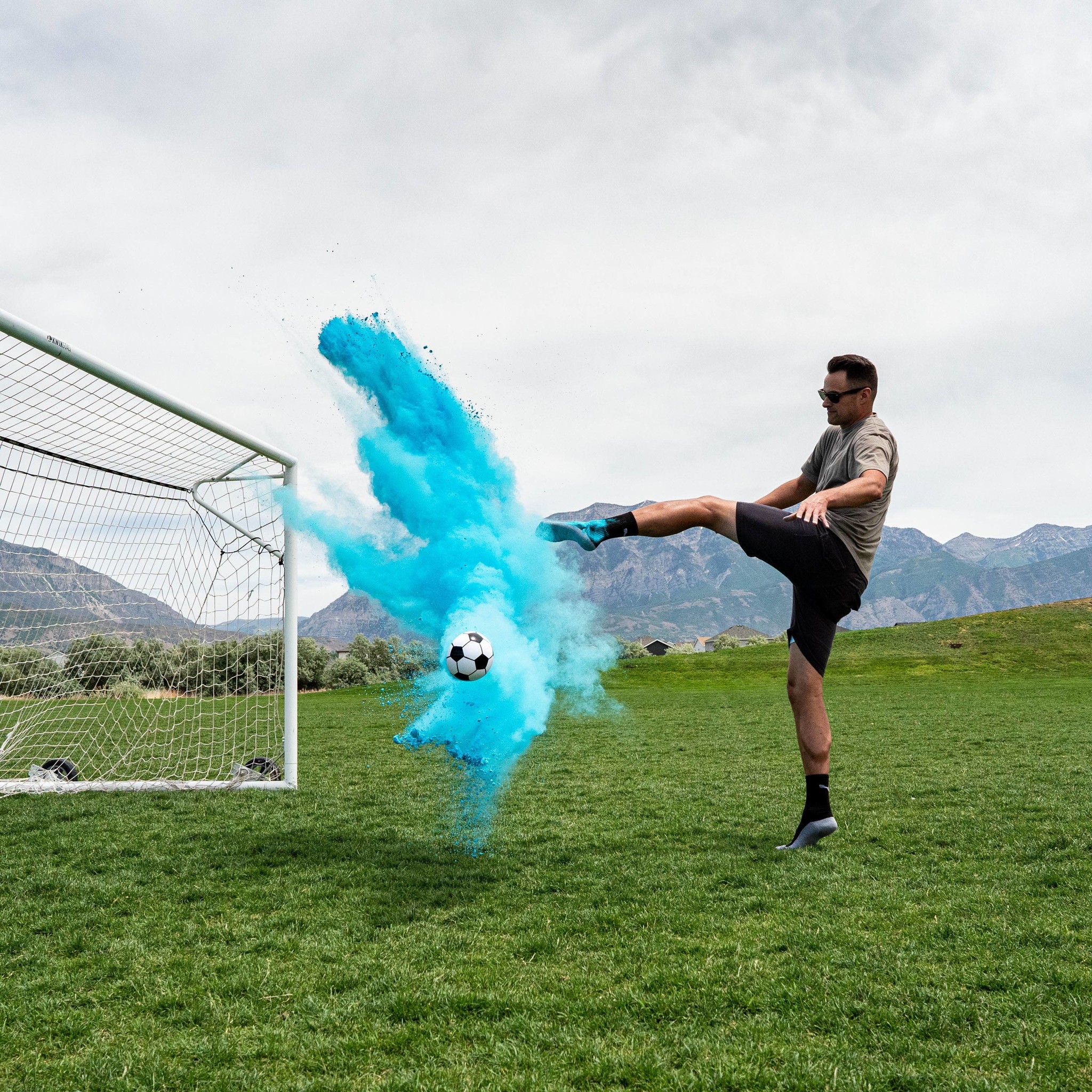 Gender Reveal voetbal - incl. roze en blauw poeder