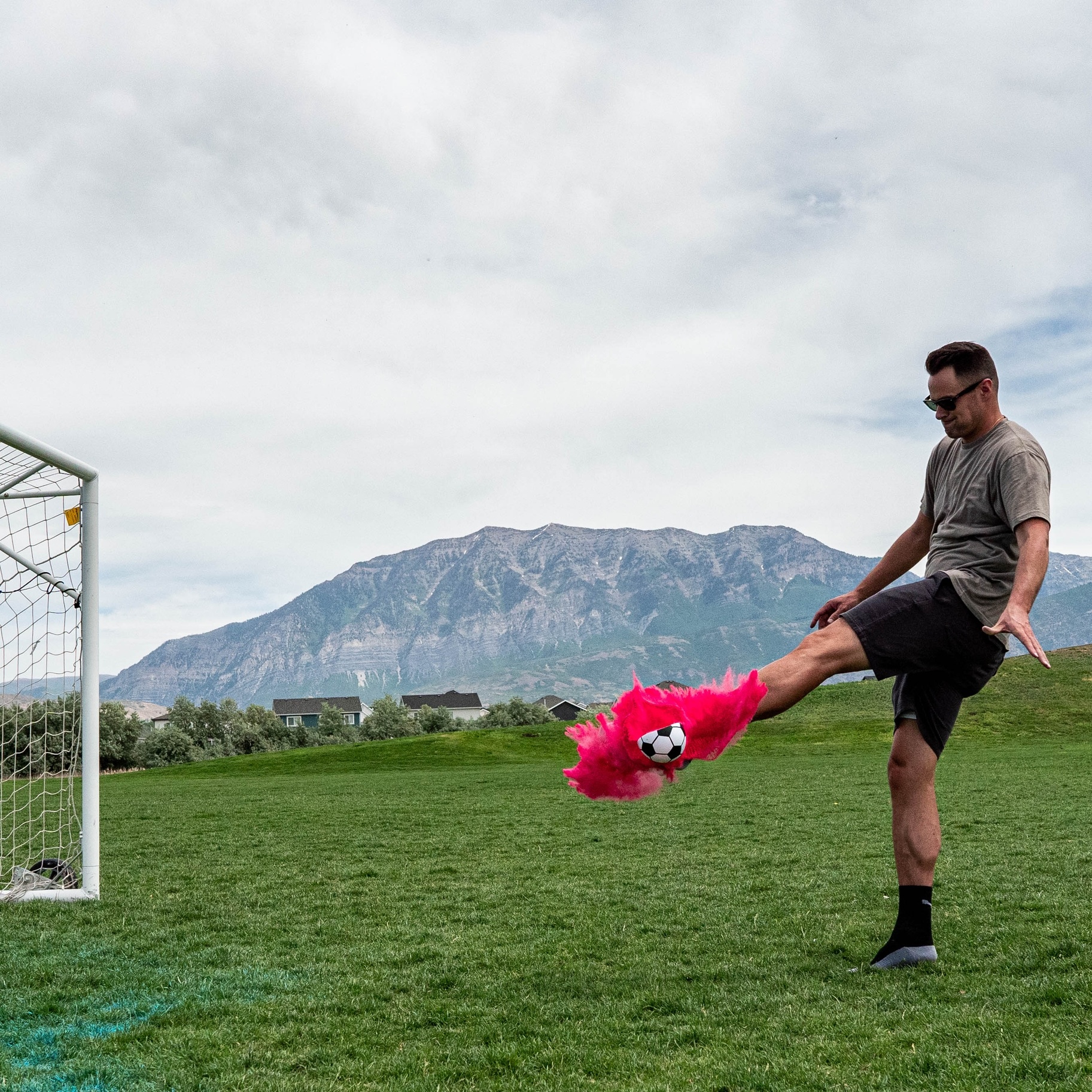 Gender Reveal voetbal - incl. roze en blauw poeder