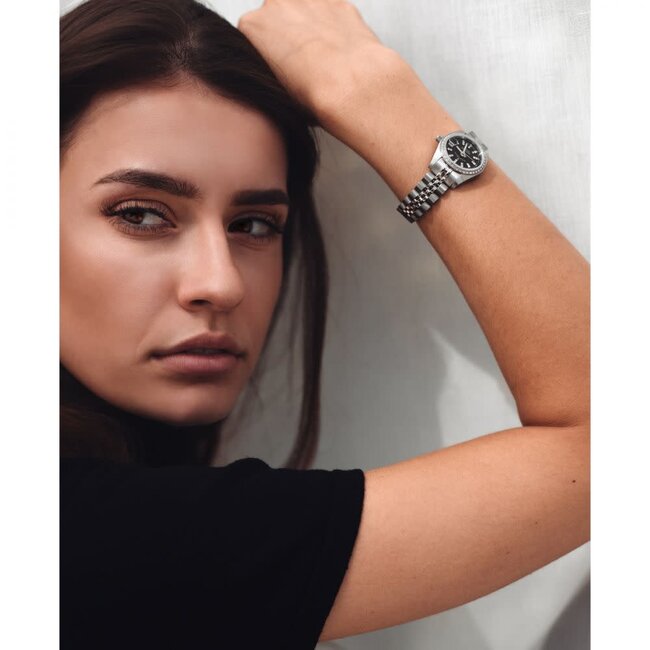 Jacques du Manoir Jacques du Manoir Horloge NRO.06 Inspiration Staal met Zwarte Wijzerplaat en Zirkonia 28mm