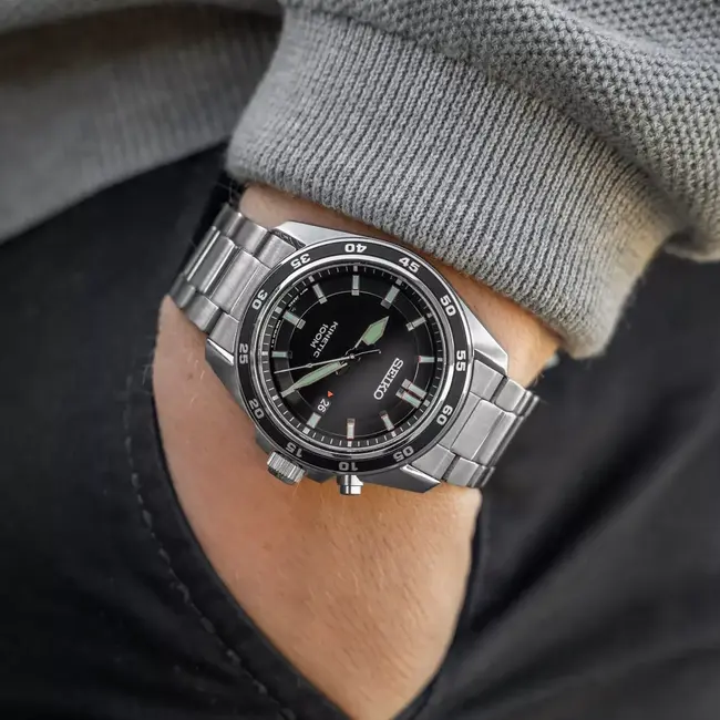 Seiko Seiko Horloge SKA785P1 Kinetec Staal 100m Waterdicht met Zwarte Wijzerplaat 41mm