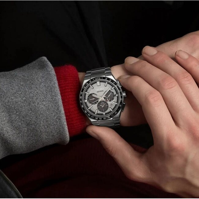 Seiko Seiko Horloge SSH107J1 Astron Titanium Solar GPS Dual Time 100m Watericht Saffierglas met Grijze Wijzerplaat 43mm