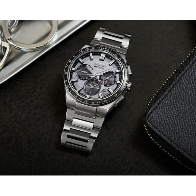 Seiko Seiko Horloge SSH107J1 Astron Titanium Solar GPS Dual Time 100m Watericht Saffierglas met Grijze Wijzerplaat 43mm