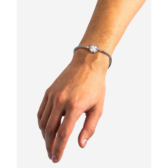 Buddha to Buddha Buddha to Buddha Armband 176 E+-G Katja Zilver Klaver Parelmoer Maat E+-G
