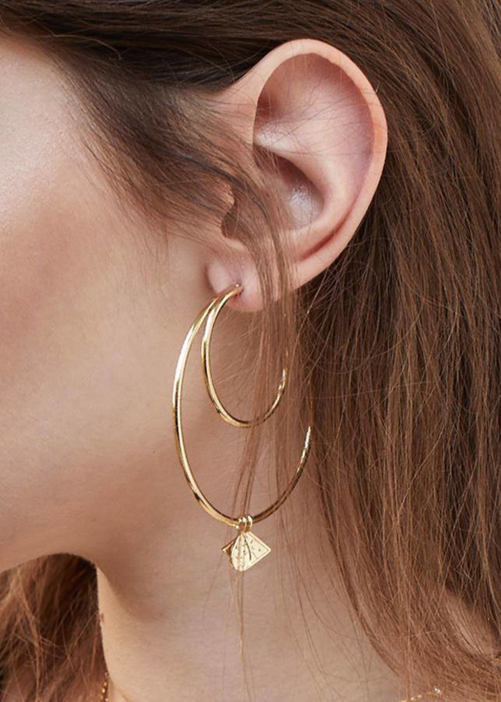 Wanderlust + Co Arya Hoop oorbellen goud