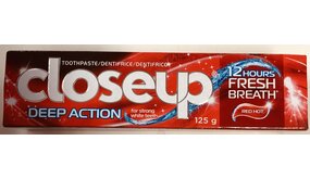 Closeup Deep Action Tandpasta Red Hot 125g