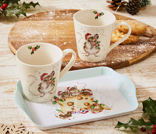 Royal Worcester  Wrendale Christmas: 2 bekers met decor muisjes  op schoteltje   Royal Worcester  Wrendale Christmas: 2 bekers met decor muisjes  op schoteltje