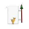 Glazen kruik met ree of bambi en kerstboom op het handvat