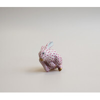 Spelend konijntje porselein handgedecoreerd