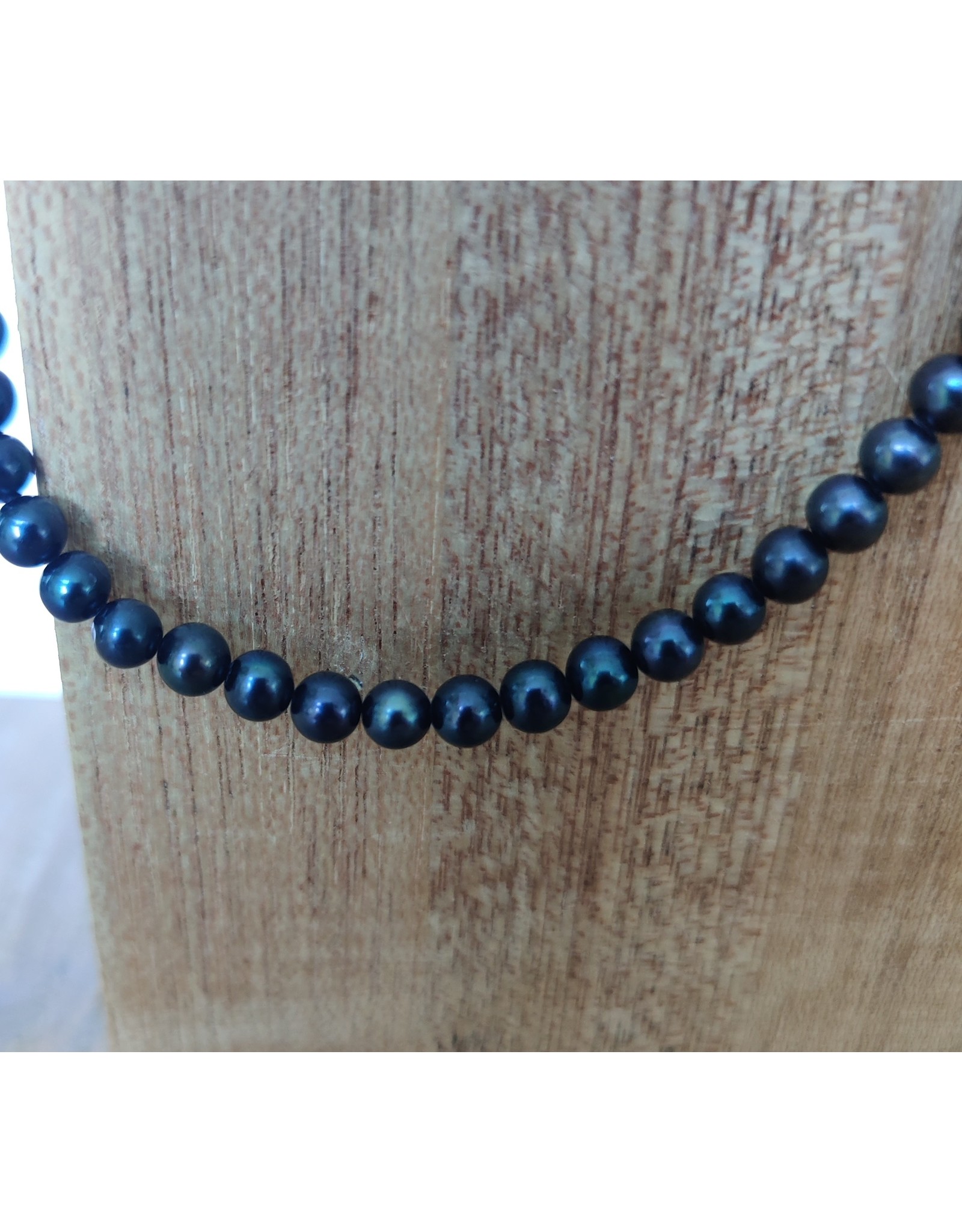 Handmade by Hanneke Weigel Pearl necklace blue 5- 5.5 mm